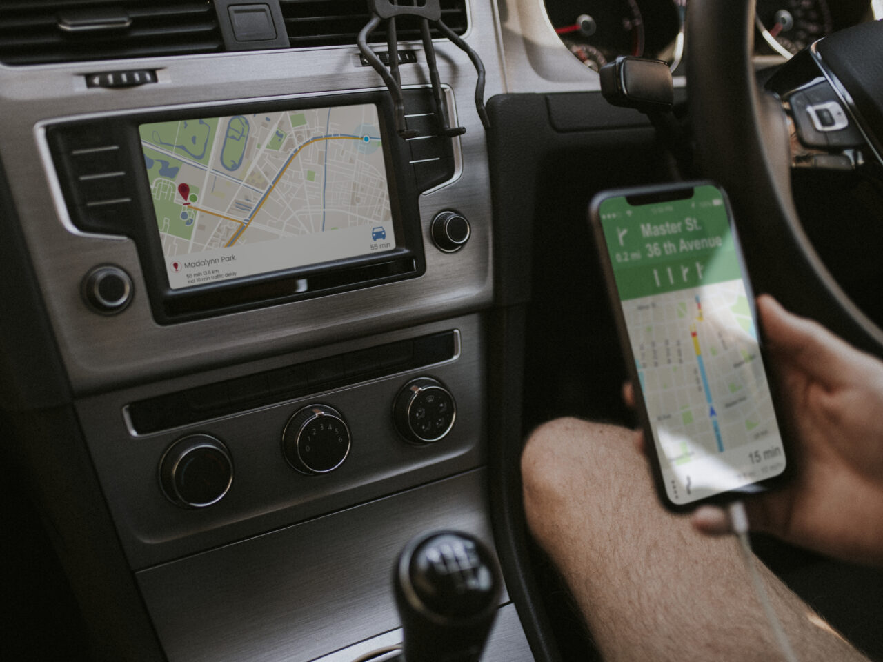 Driver using mobile phone for navigation